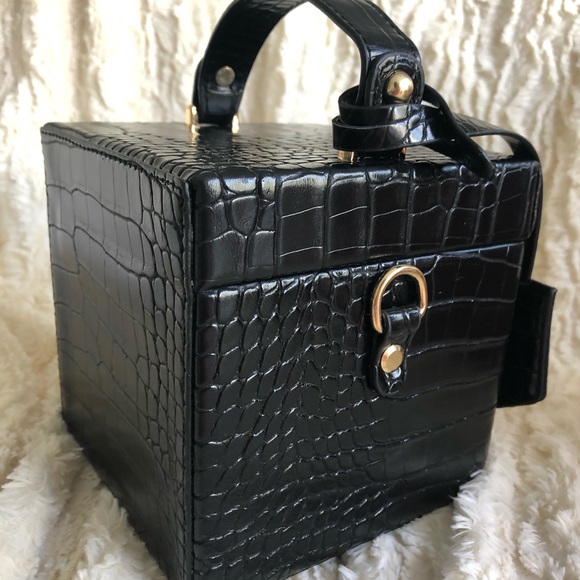 Faux croc leather bag in trunk style - Picture 2 of 6
